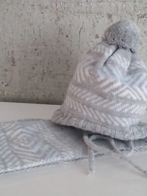 Conjunto gorro gris y azul con pompon y bufanda