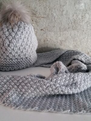 Gorro gris claro pompon pelo y bufanda