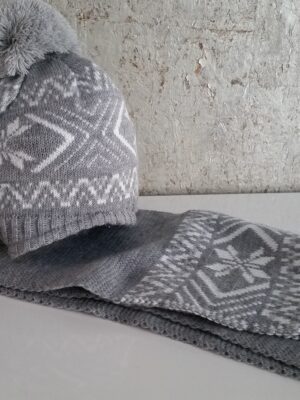 Gorro gris claro con blanco y pompon + bufanda