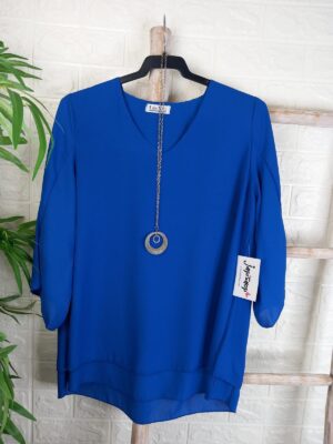 Blusa azul con collar