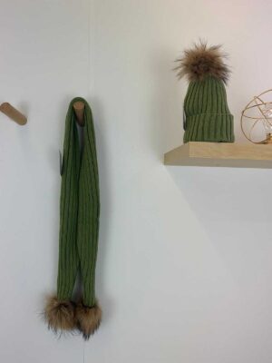 Bufanda verde pompones