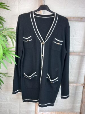 Chaqueta negra con botones dorados