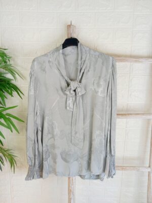 Blusa gris con lazo en el cuello