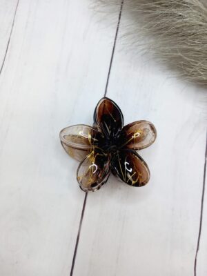 Pinza flor marrón
