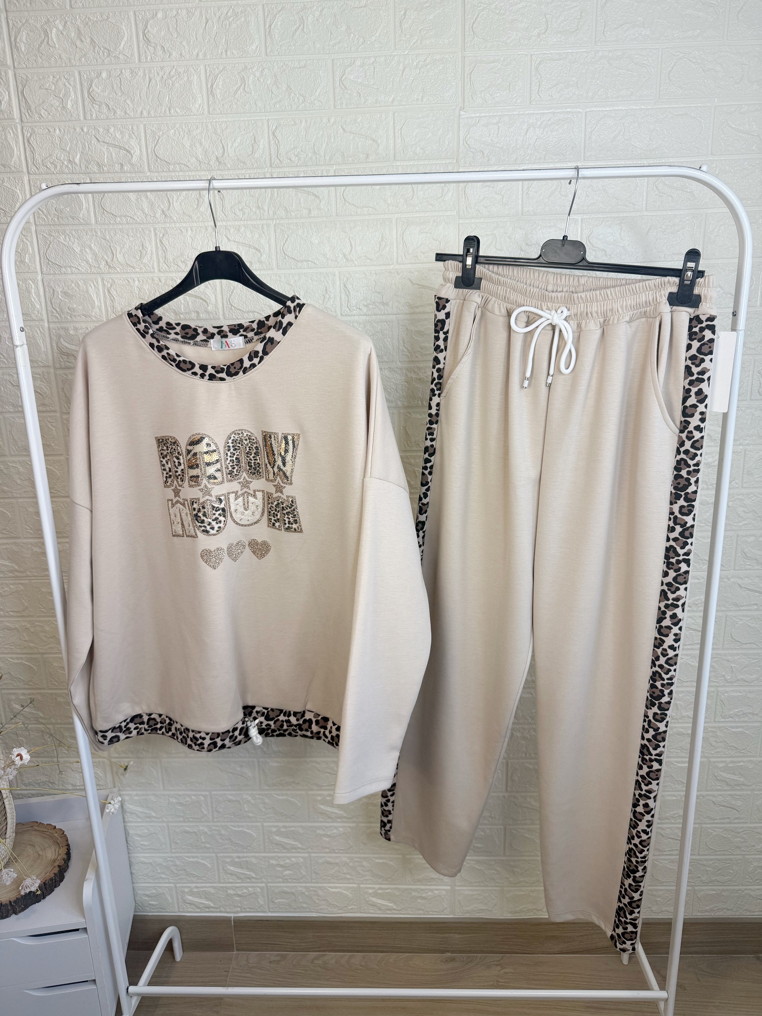 Conjunto talla grande Rock print beige 2