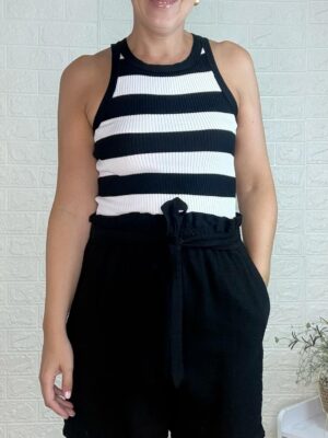 Top gregal negro y blanco